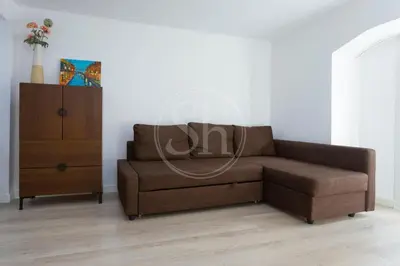 a bedroom with a large bed with two towels at Practico apartamento con terraza en Eixample in Barcelona
