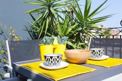 a table with two cups and a bowl on it at Cómodo apartamento para dos en el Eixample in Barcelona