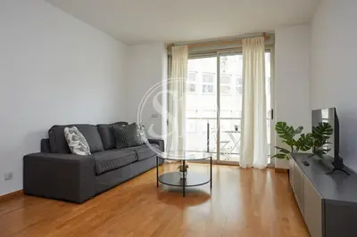 a living room with a couch and a glass table at Bonito alojamiento cerca de Estación de Sants in Barcelona