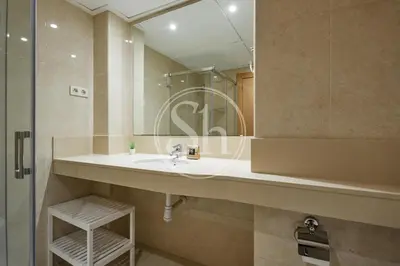 a bathroom with a sink and a mirror at Bonito alojamiento cerca de Estación de Sants in Barcelona