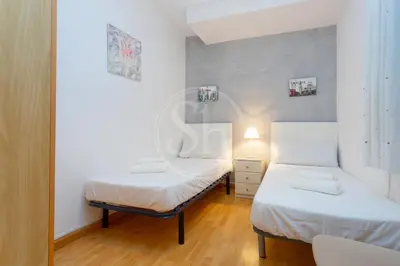 a living room with a couch and a tv at Practico apartamento junto a Estación de Sants in Barcelona