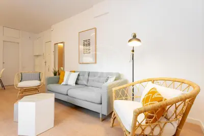 a living room with a couch and chairs at Apartamento Familiar junto a Hospital Clinic in Barcelona