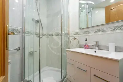 a bathroom with a glass shower and a sink at Apartamento para 3 con balcón in Barcelona