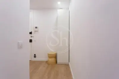 a kitchen with a white table and a microwave at Moderno apartamento familiar en Eixample in Barcelona