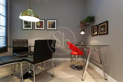 a dining room with a table and chairs at Acogedor apartamento junto a Sagrada Familia in Barcelona