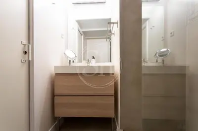 a bathroom with two sinks and a mirror at Apartamento en Villaroel 2 in Barcelona