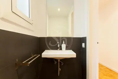 a bathroom with a sink and a mirror at Céntrico apartamento familiar in Barcelona