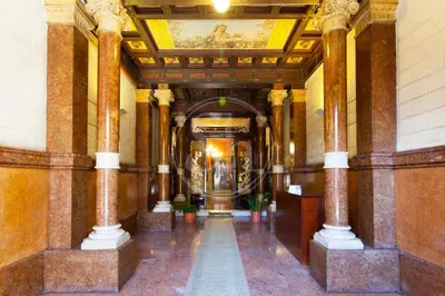 a hallway in a building with columns and a ceiling at Céntrico apartamento familiar in Barcelona