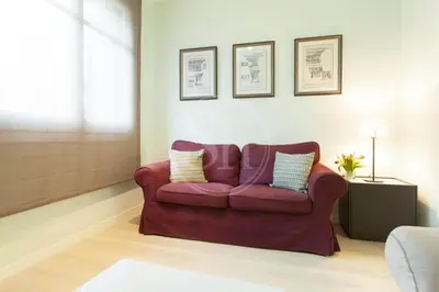 a living room with a purple couch and a window at Apartamento para 4 Barcelona in Barcelona