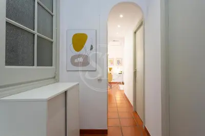 a hallway with white walls and a white counter top at Bonito apartamento en l'Eixample in Barcelona