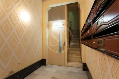 a hallway with a door and stairs in a building at Apartamento para 3 in Barcelona