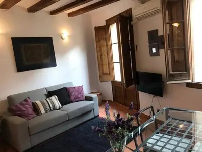a living room with a couch and a glass table at Luminoso apartamento 1 habitación cerca de Las Ramblas, hasta 4 pers, cocina equipada. - ES-341-6 in Barcelona
