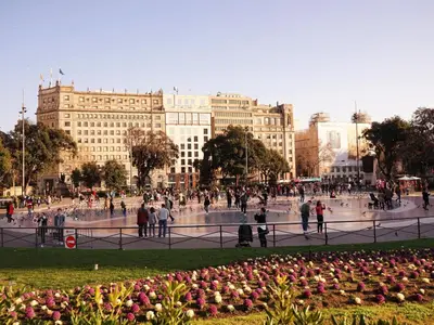 a group of people walking around a fountain in a city at Apartamento Céntrico en Edificio Histórico con Encanto para Familias, Hasta 5 Personas - ES-341-1 in Barcelona