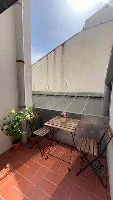 a patio with a table and chairs and a tennis court at SE Céntrico con Terraza in Terrassa