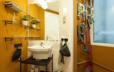 a bathroom with a sink and a toilet at Bonito apartamento 3 in Barcelona