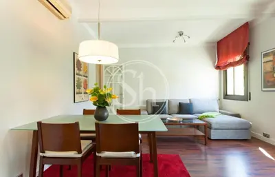 a living room with a table and a couch at Bonito apartamento 3 in Barcelona