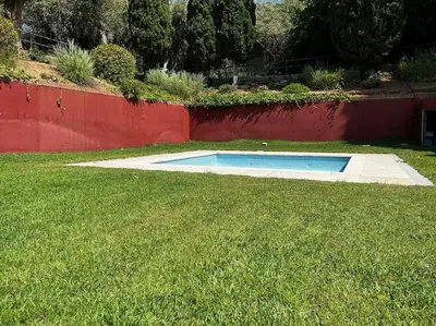 a small swimming pool in the middle of a lawn at Apartamento Montebello in Sant Vicenç de Montalt