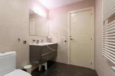 a wooden door in a room with a wooden floor at Cómodo apartamento en el Eixample in Barcelona