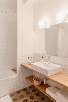 a bathroom with a sink and a mirror and a tub at GuestReady - Acogedor piso al lado de Pl. Cataluña in Barcelona