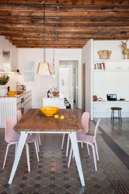 a kitchen with a table with a bowl of fruit on it at GuestReady - Acogedor piso al lado de Pl. Cataluña in Barcelona