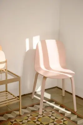 a white chair sitting in a room with a floor at GuestReady - Acogedor piso al lado de Pl. Cataluña in Barcelona