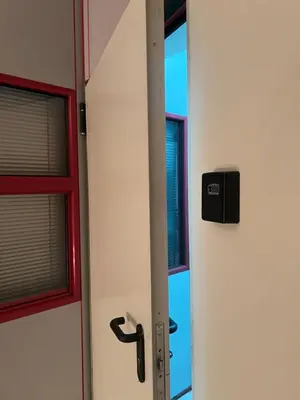 a door with a mirror next to a window at Tessasapartments Sabadell 2 in Sabadell