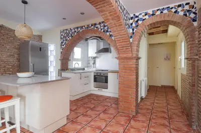 an archway in a kitchen with a brick wall at GuestReady - Un pequeño paraíso en Barcelona in Barcelona