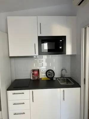 a kitchen with a sink and a microwave at Acogedor piso independiente Valldoreix in Sant Cugat del Vallès