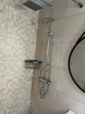 a shower in a bathroom next to a mirror at Acogedor piso independiente Valldoreix in Sant Cugat del Vallès