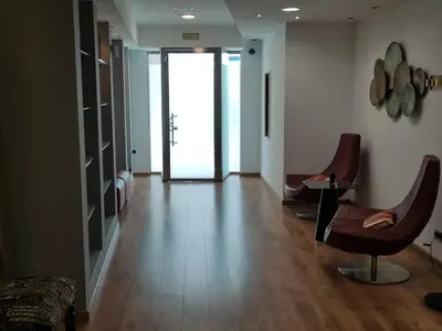 a hallway with two chairs and a door in a room at Alojamiento independiente de invitados el Olivo in El Prat de Llobregat