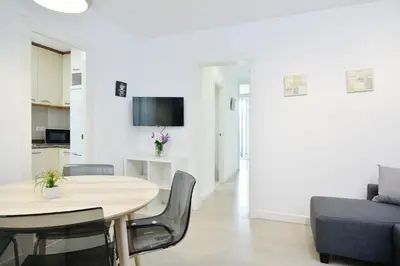 a living room with a table and a couch at Encantador piso en el centro in Barcelona
