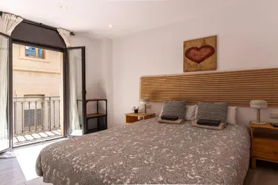 a bedroom with a large bed and a large window at Magnífico apartamento en el centro in Barcelona