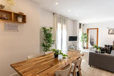a living room with a wooden table and chairs at Magnífico apartamento en el centro in Barcelona