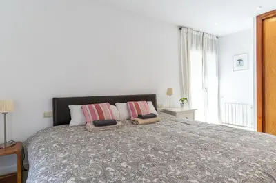 a bedroom with a large bed with two pillows at Magnífico apartamento en el centro in Barcelona