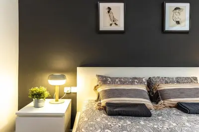 a bedroom with a bed with a black wall at Nuevo apartamento zona Paseo de Gracia in Barcelona