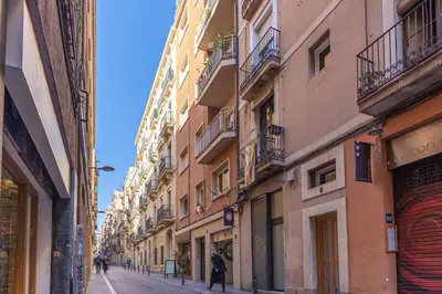 a narrow street in a city with buildings at Nuevo apartamento zona Paseo de Gracia in Barcelona