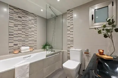 a bathroom with a toilet and a sink at Precioso apartamento en el Centro in Barcelona