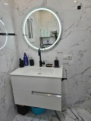 a white bathroom with a sink and a mirror at Apartamento Moderno, amplio y muy cómodo in Terrassa