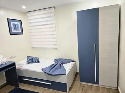 a bedroom with a bed with a blue door at Apartamento Moderno, amplio y muy cómodo in Terrassa
