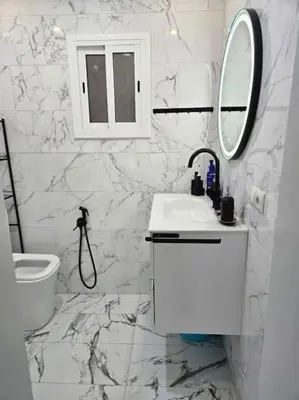 a white bathroom with a sink and a mirror at Apartamento Moderno, amplio y muy cómodo in Terrassa