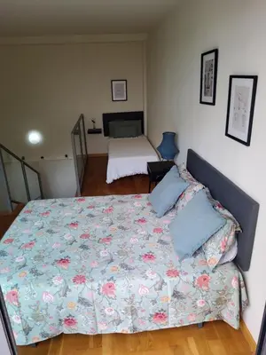 a bedroom with a bed with a floral bedspread at SUITE apartamento in Barcelona