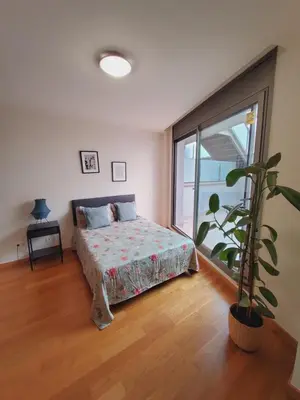 a bedroom with a bed and a potted plant at SUITE apartamento in Barcelona