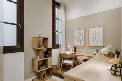 a room with a desk and a table with chairs at Casa Comtal in Barcelona