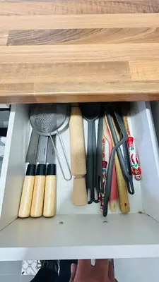 a drawer filled with lots of cooking utensils at MaiFamilyBCN-Cómodo Y Para familia Y Metro Cercano in Badalona