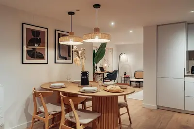 a kitchen and dining room with a table and chairs at Casa Goya in Barcelona