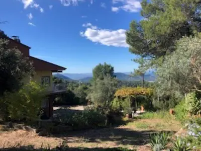 a house with a view of a yard with trees at villa 7 personnes 45 mn Barcelone vue sur Montserrat in Vacarisas