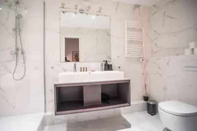 a white bathroom with a sink and a mirror at Fantástico piso en Barcelona in Barcelona