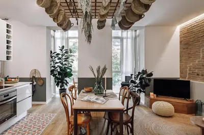 a kitchen and dining room with a table and chairs at Aroche - 2 bedrooms in Sant Antoni in Barcelona