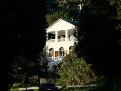 a white house with a car parked in front of it at Apartamento nuevo muy luminoso in La Crehueta
