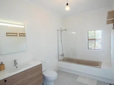 a bathroom with a tub and a toilet and a sink at Apartamento nuevo muy luminoso in La Crehueta
